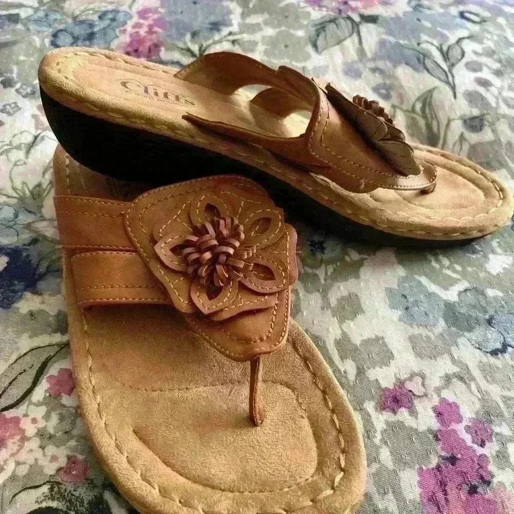 Women’s Cliff’s sandals size 8. never worn. - Picture 2 of 4